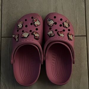 women’s 5 pink crocs with hello kitty charms